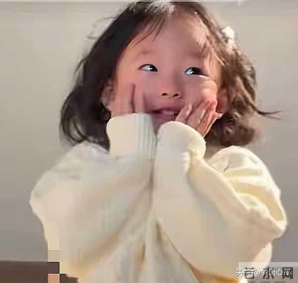 带娃就诊遭抓拍,黄一鸣女儿名字流出,网友:王思聪亏大了