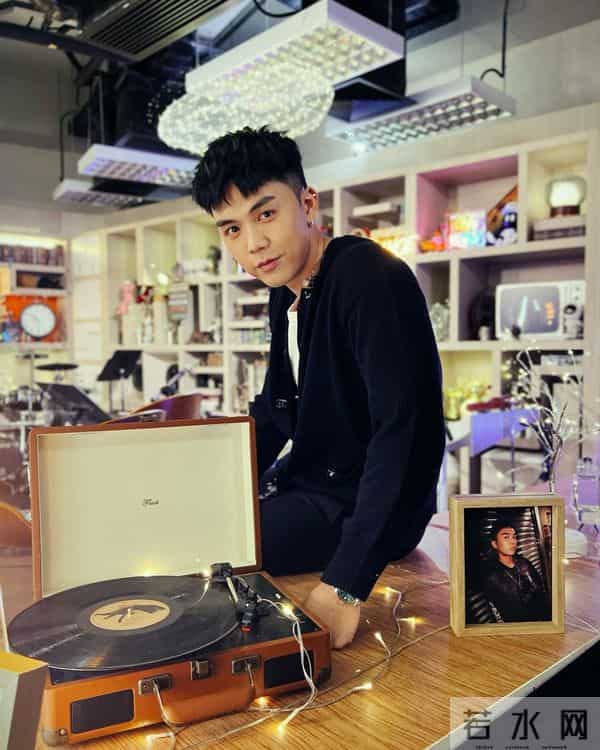 又一位香港男星被TVB官网除名，本人强调和TVB还有合约