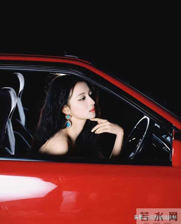 王楚然海边碎花裙写真,温柔气质藏不住了