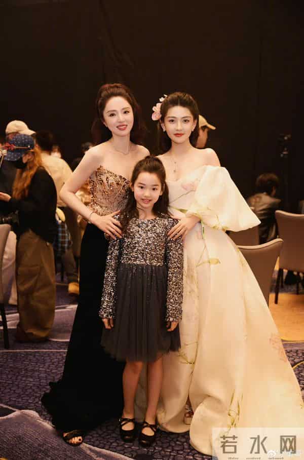 董璇 佟丽娅两人的好身材真是旗鼓相当 小酒窝和多位明星合照好幸福