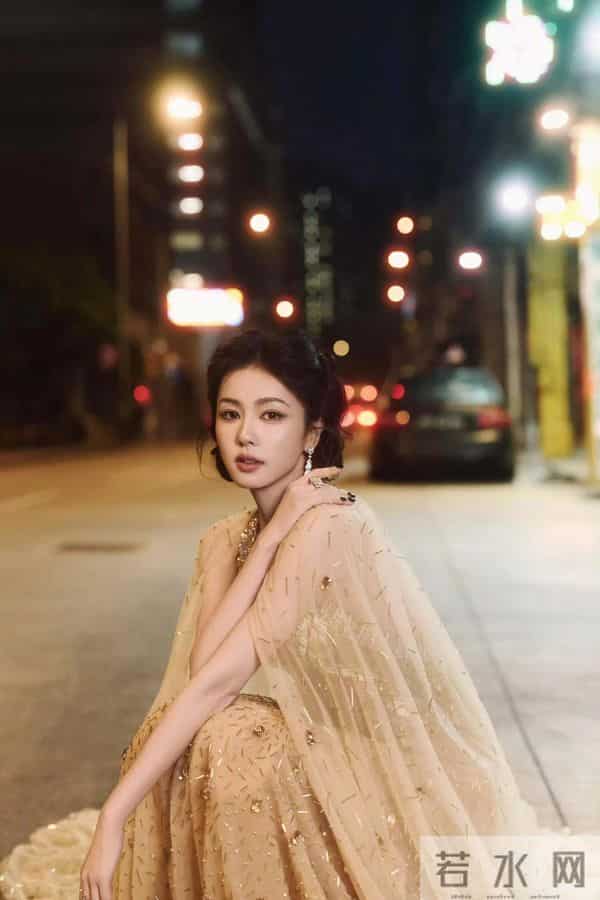 白鹿黄金礼服性感写真