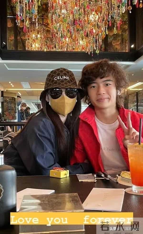 谢霆锋大儿子现身香港马场看比赛,18岁谢振轩穿黑色西装帅气十足