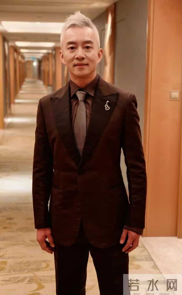 56岁亚宁复出主持，网友：曾经的最帅央视主持人，法拉利老了也是法拉利