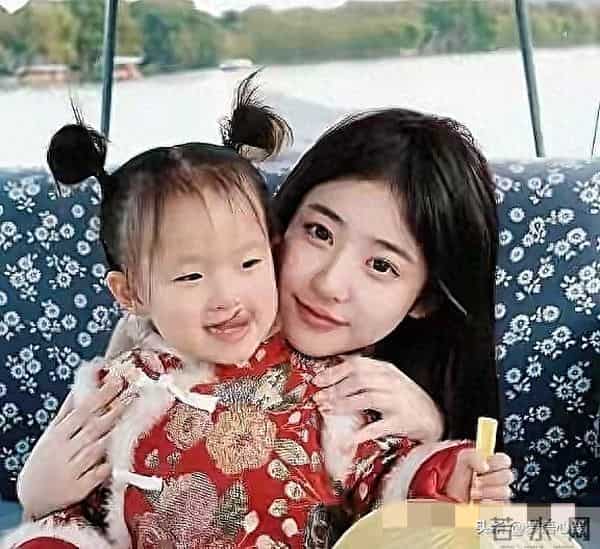 带娃就诊遭抓拍,黄一鸣女儿名字流出,网友:王思聪亏大了