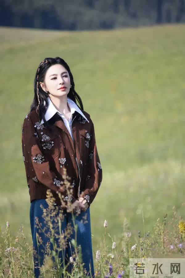 张雨绮这回风格大变！棕色夹克+白衬衫+牛仔裤，时髦减龄又高级！