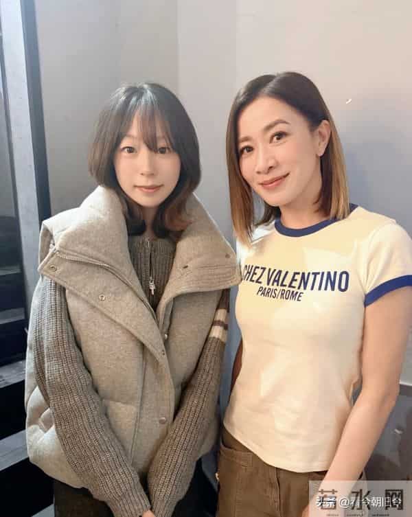 佘诗曼现身上海一家餐厅吃饭，她穿着简单的短袖T恤，状态好年轻