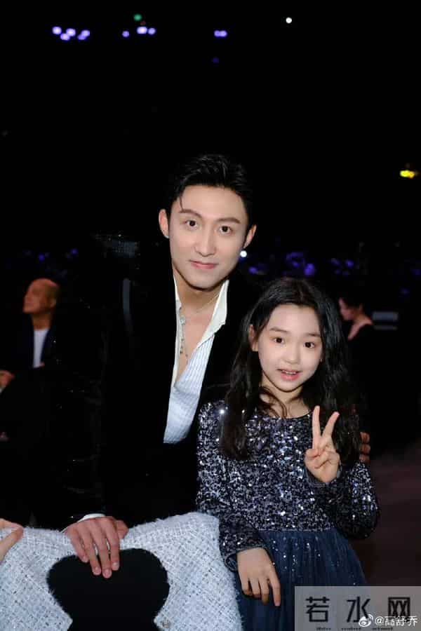 董璇9岁女儿小酒窝现身尖叫之夜!和“17位”顶流亲密合影 太爽了