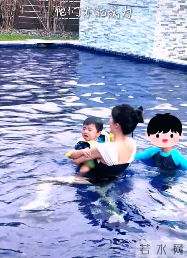 李念和两个儿子在自家豪宅泳池游泳,三胎儿子正脸曝光