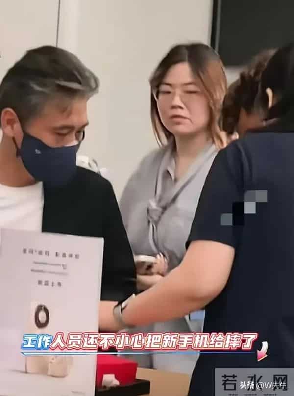 李乃文现身三亚!花1.5万买的新手机被助理摔了 他秒黑脸心疼坏了