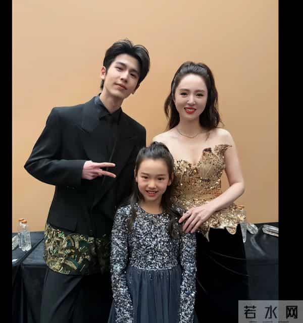 董璇跟杨幂梁洁沈月合影，张凌赫黄景瑜同框，小酒窝同步出席！