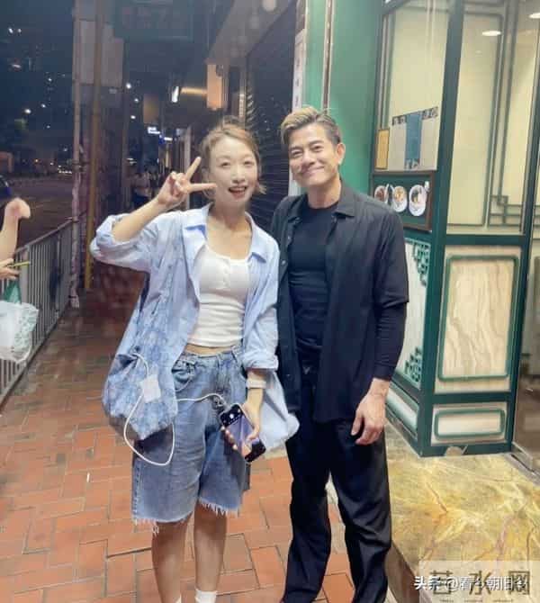 60岁郭富城现身香港铜锣湾街边,他染了一头黄毛,脚上穿着帆布鞋