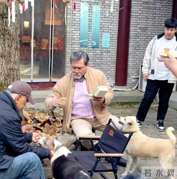 65岁赵文瑄现身浙江旅游，他身材太胖了，整个人好油腻。