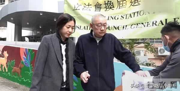 刘銮雄甘比出席活动，看起来像父女，甘比强颜欢笑似乎嫌弃刘銮雄