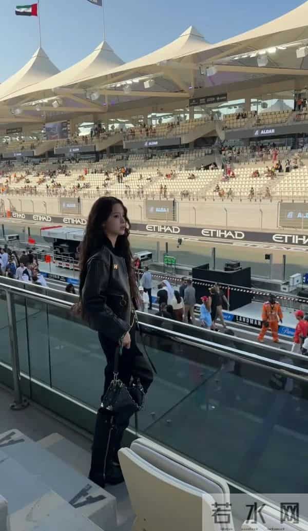 欧阳娜娜现身阿布扎比亚斯！修身皮上衣+长裤，甜妹变“酷姐”