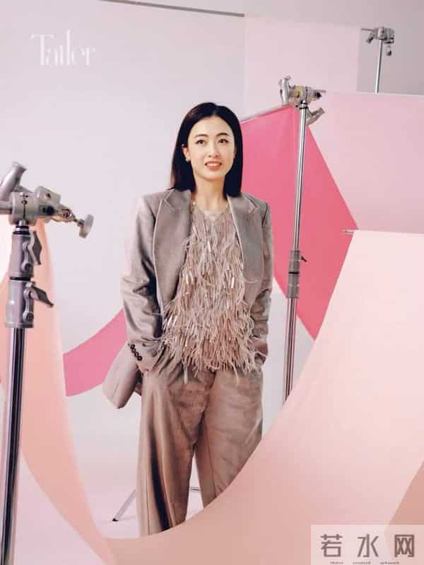 74岁刘銮雄坐轮椅现身，站立需搀扶洁癖严重，甘比一脸疲惫气色差