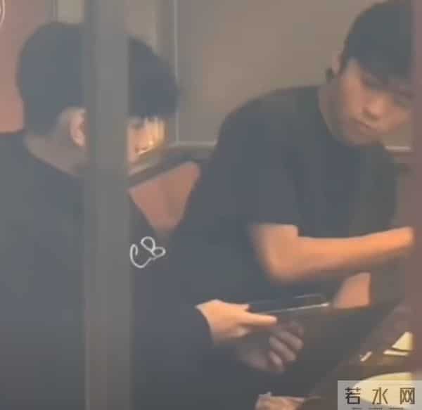 张柏芝大儿子现身马场,才18岁就已经有了人夫感,比谢霆锋稳重!