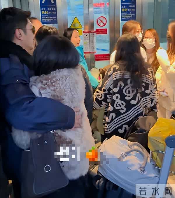 45岁霍思燕现身机场，貂皮配皮靴子老土显矮，杜江打扮的像个大爷