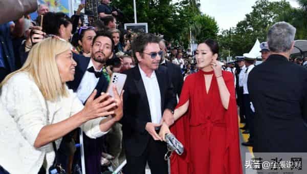 恩爱了6年,76岁的法国老公衰老萎缩,59岁的巩俐正绚烂如花