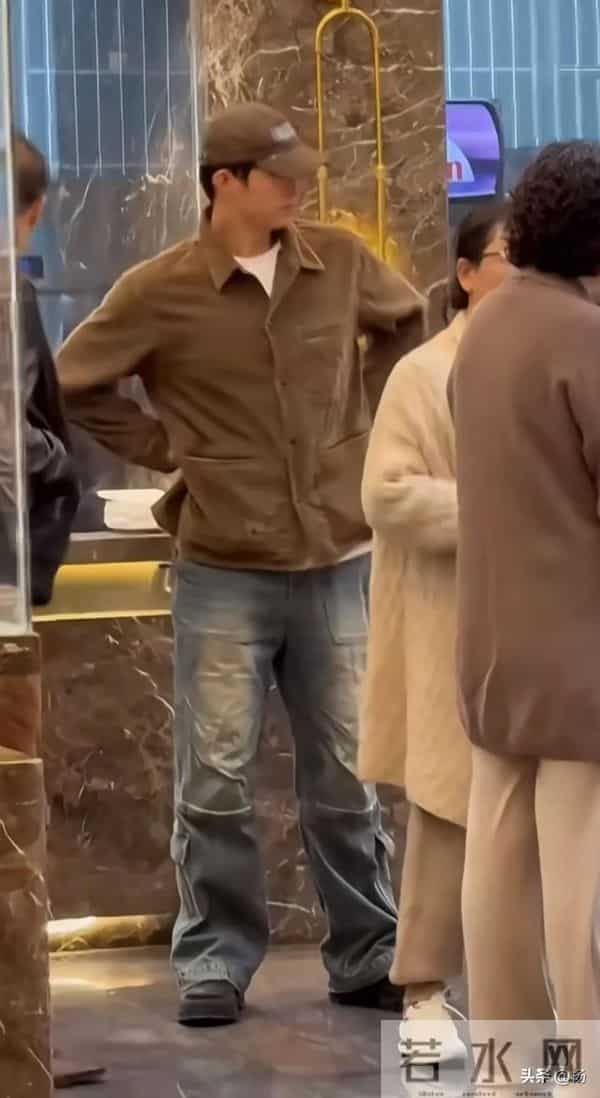 黄景瑜和爸妈餐馆吃饭,打扮低调,看来发量是遗传烫了卷发的妈妈