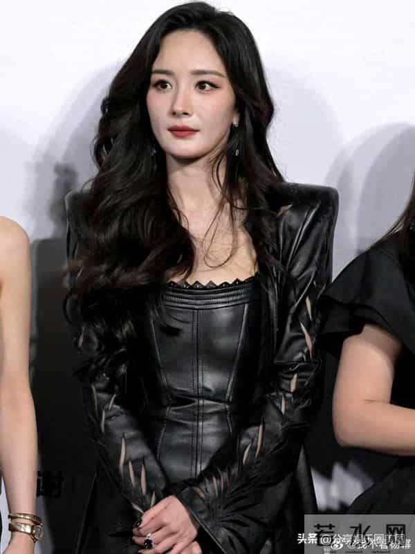 杨幂:皮裙大波浪,成熟且大气