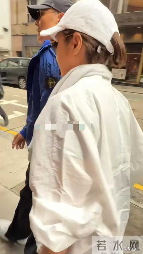 67岁苗侨伟和妻子戚美珍现身香港街头，打扮休闲普通，年华迟暮！