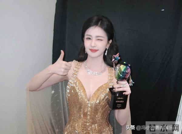 尖叫之夜白鹿拍照躺进男星怀里，绯闻男友张凌赫悄悄看白鹿还破防