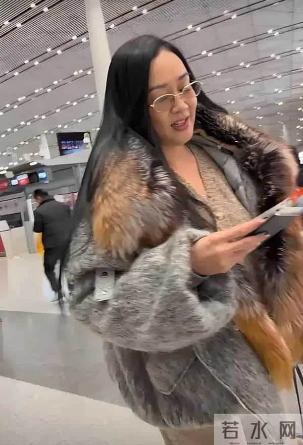 被钟丽缇机场穿搭飒到！宽松大衣显壮又怎样，自信才是王道。