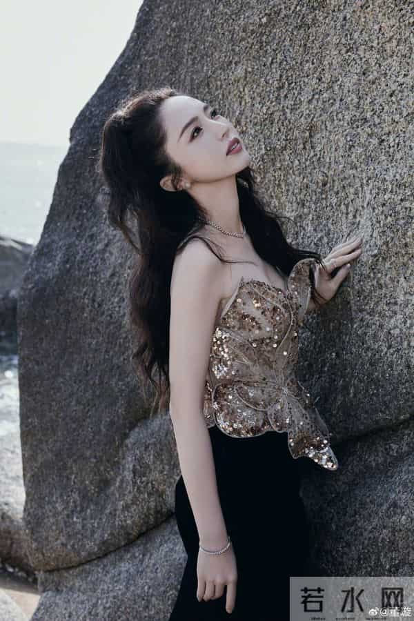 董璇 佟丽娅两人的好身材真是旗鼓相当 小酒窝和多位明星合照好幸福