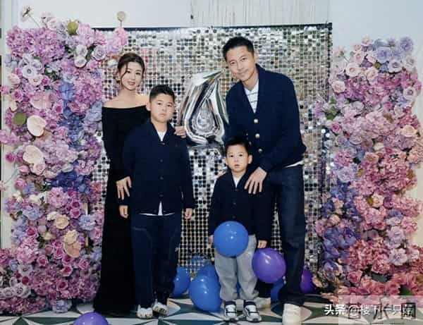 王雷四岁小儿子可爱像爸 大儿子肉嘟嘟像李小萌 一家四口共用一张脸