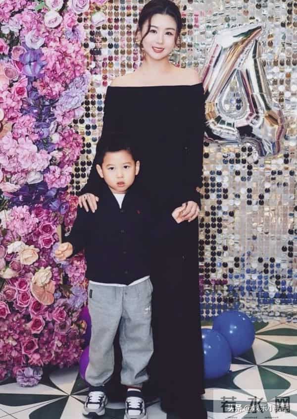 李小萌小儿子庆生萌照来袭,父子宛如一个模子刻出,太可爱!