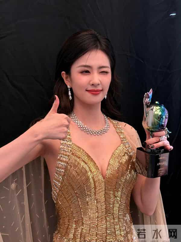 白鹿黄金礼服性感写真