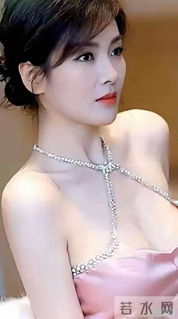 刷到刘涛这身粉色礼服的图，手里茶杯差点没拿稳这状态确实太美了