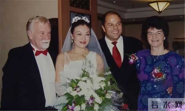 离开黄小茂后，她嫁给老外富豪，如今住瑞士豪宅，尽享天伦之乐