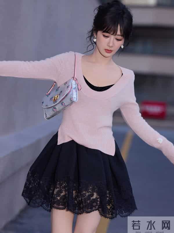 粉嫩的杨紫又来营业啦，身穿粉色上衣搭配黑色蕾丝边裙，清新怡人