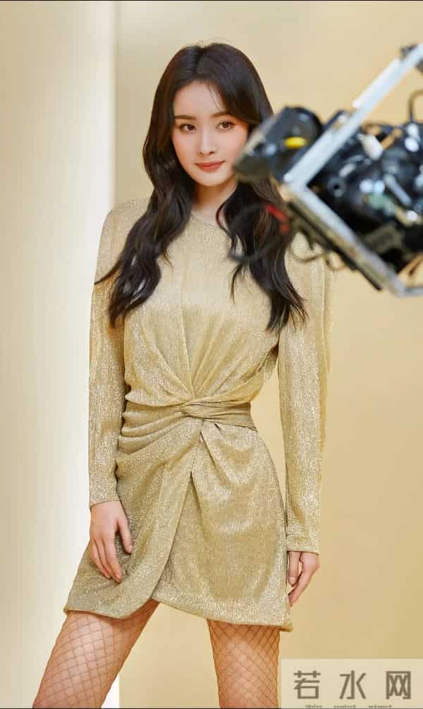 杨幂 鎏金短裙+网袜，漫不经心的甜艳太戳人心！