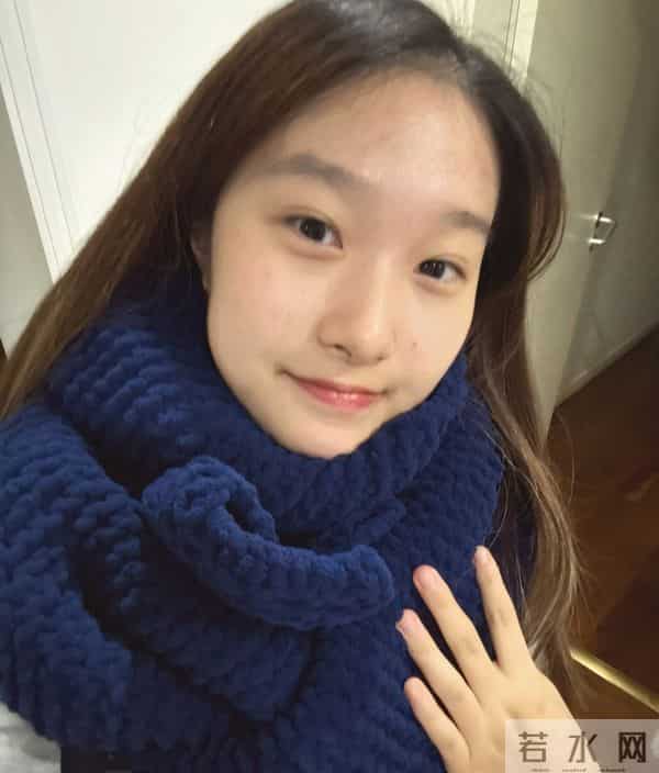 17岁爱马晒与姥姥合影，和妈妈同脸、爸爸同笑，这基因也太强了！