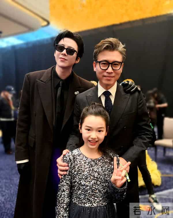 尖叫之夜众星云集,小酒窝却成最大赢家,晒17张明星合影出尽风头