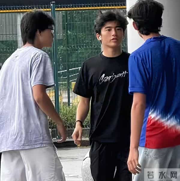 张柏芝大儿子现身马场,才18岁就已经有了人夫感,比谢霆锋稳重!