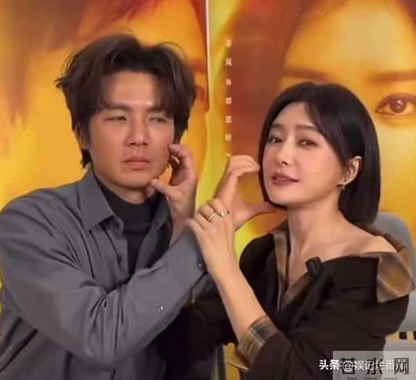 秦岚剧宣直接上手,又撅屁股又比心,钟汉良尴尬的表情挂不住