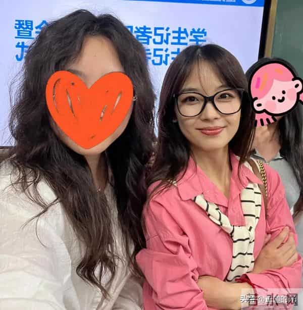 王冰冰面相变了 果然央视镜头才最能拍出自然美 和尼格买提看演唱会