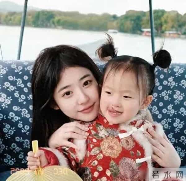 黄一鸣带女儿医院看病，意外暴露女儿名字，网友：王思聪会后悔的