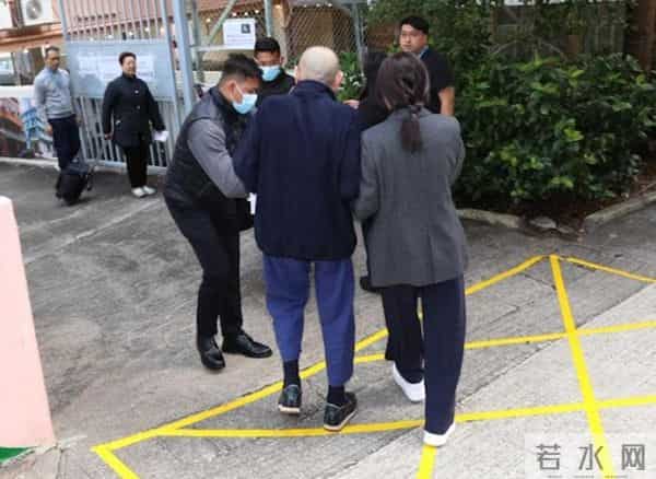 74岁刘銮雄与甘比罕见合体！女方气色佳保养得宜，搀扶男方显疲惫