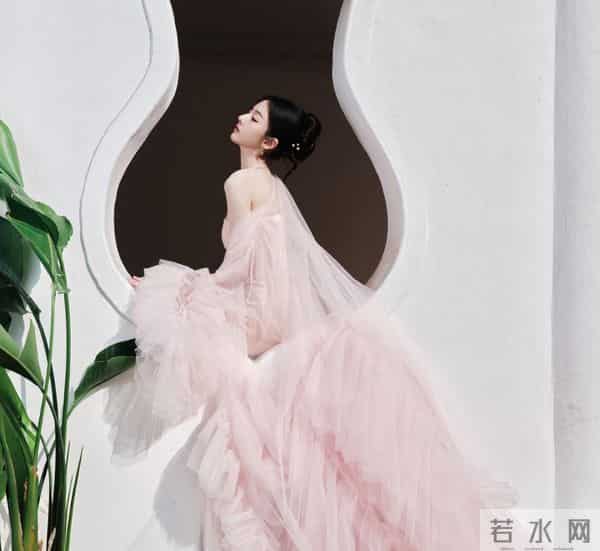 宋祖儿 薄纱抹胸裙