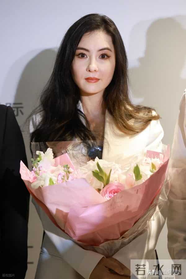 45岁张柏芝对峙前经纪人,4276万索赔背后,“谁是农夫谁是蛇”?