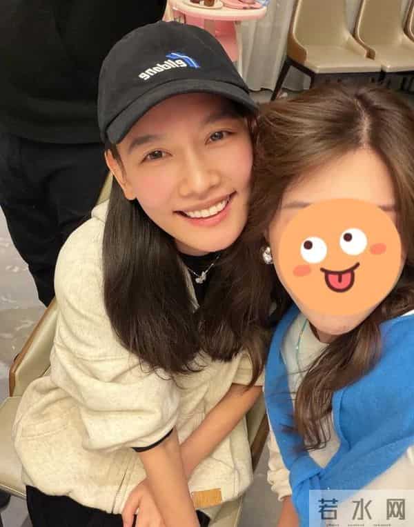 孙骁骁称任重是救赎 疑内涵前任 穿情侣装 牵手像两代人 女儿坐