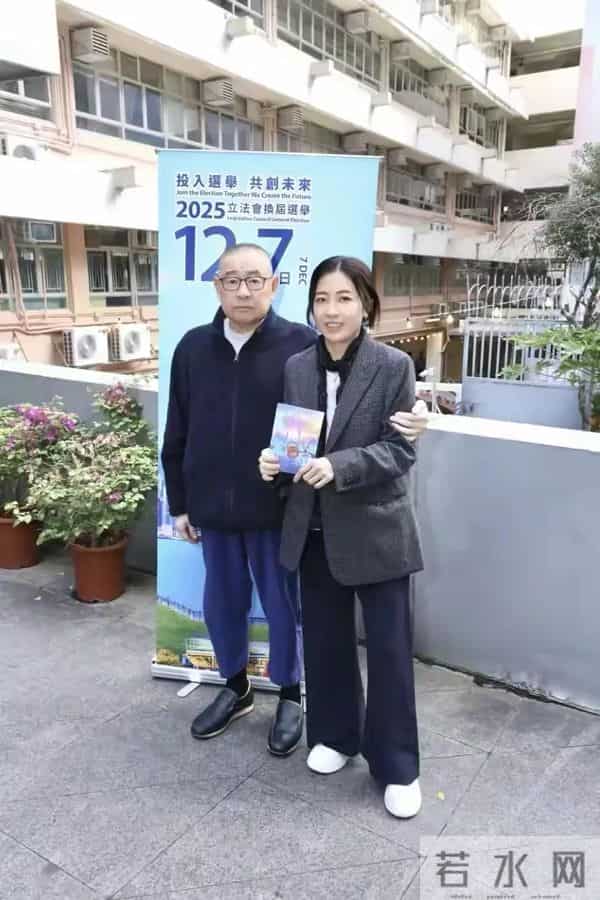 74岁刘銮雄轮椅代步露面，起身已需要搀扶，保镖助理随行阵仗不小