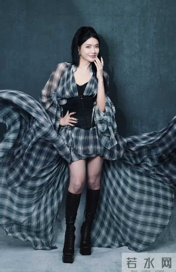 庄心妍脚踩黑色长筒靴写真，又酷又美