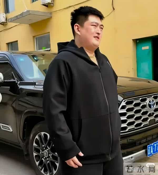 赵家班深夜聚餐赵一楠请客,和宋晓峰像父子,钱多到花不完很低调