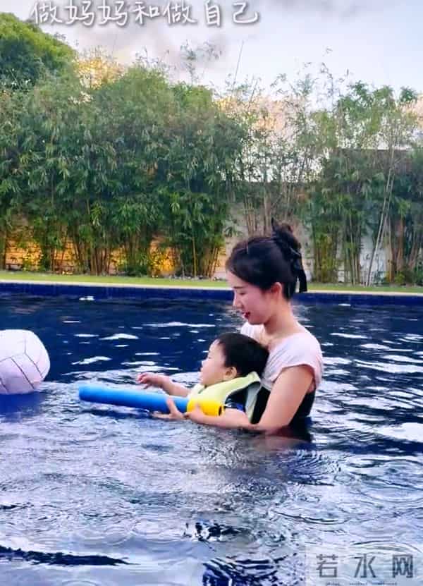 李念和两个儿子在自家豪宅泳池游泳,三胎儿子正脸曝光
