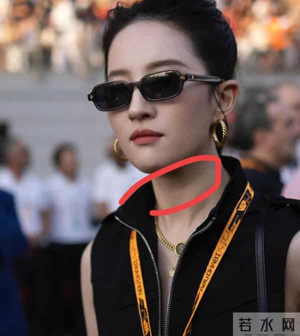刘亦菲现身F1赛场,颜值依然惊艳,只是被颈纹和拜拜肉抢了镜